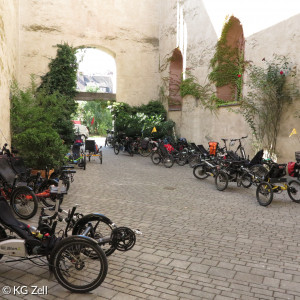 Fahrräder und Motorräder im Innenhof der Versöhnungskirche